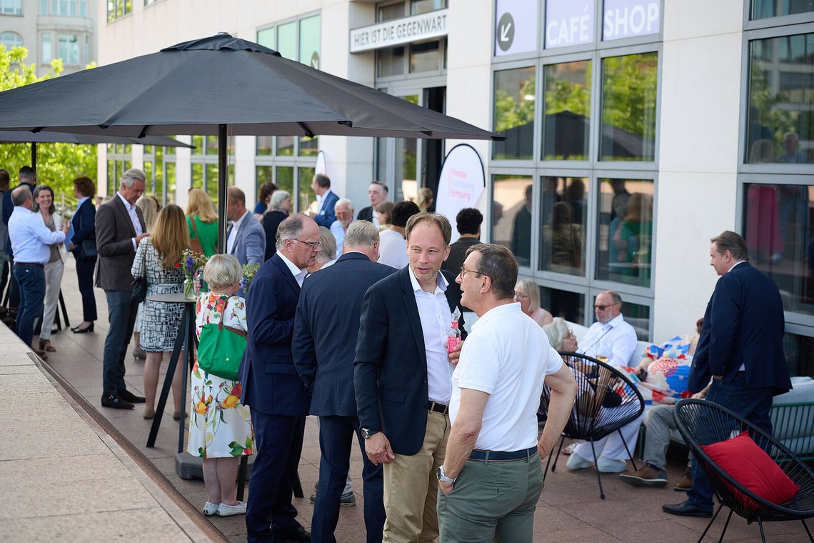 Gäste beim Sommerempfang auf der Terrasse der Hamburger Kunsthalle – Stiftungstreffen 2026