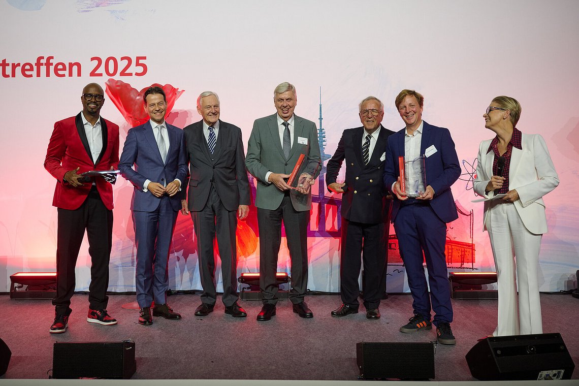Gruppenfoto der Preisträger und Gastgeber mit den Auszeichnungen auf der Bühne – Stiftungstreffen 2025