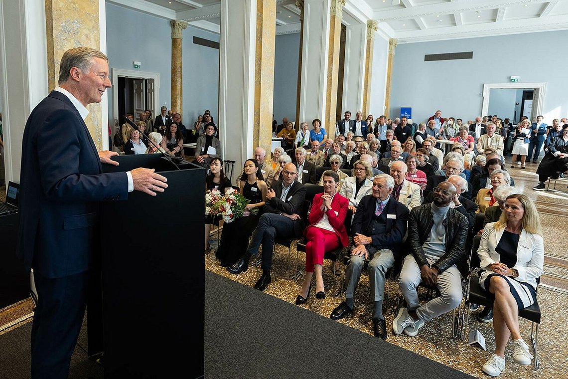Redner am Pult vor dem sitzenden Publikum im Säulensaal – Stiftungstreffen 2023