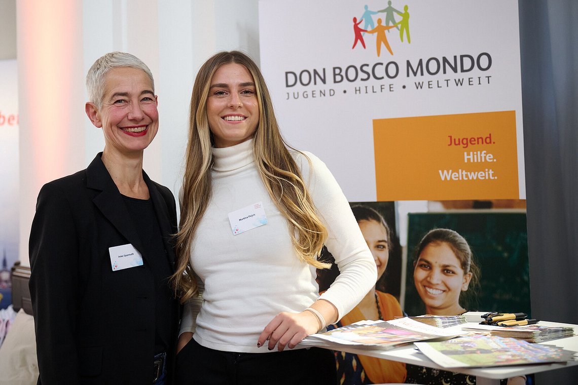 Zwei Standbetreuerinnen am Infostand von „Don Bosco Mondo“ – Stiftungstreffen 2025