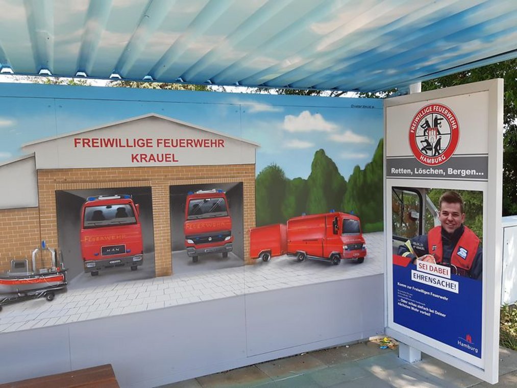 Bushaltestelle mit Wandbild der Freiwilligen Feuerwehr Krauel