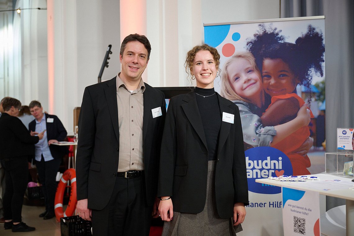 Zwei Standbetreuende am Infostand der „budnianer hilfe“ – Stiftungstreffen 2025