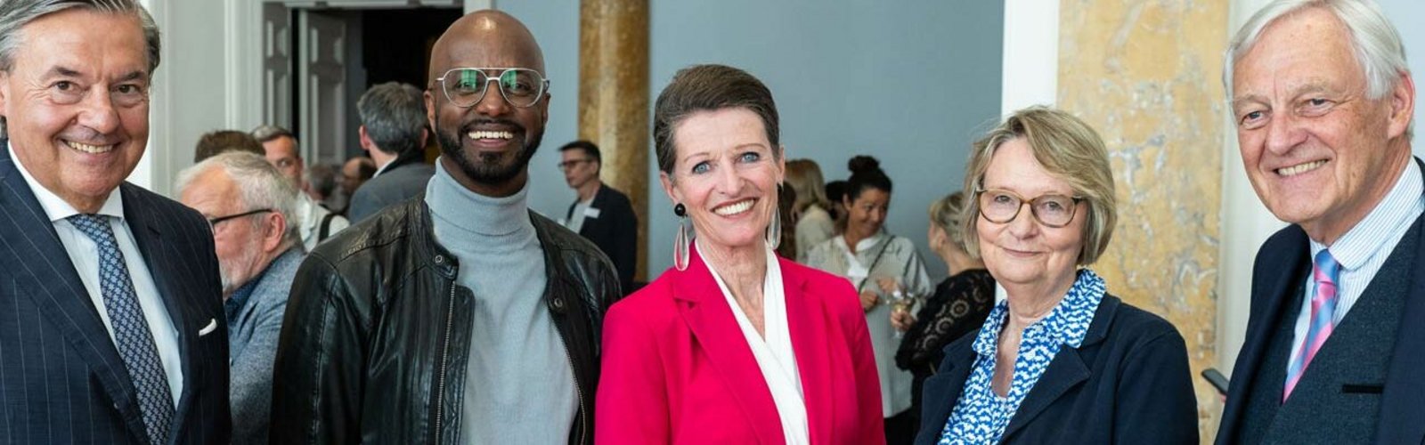 Fünf lächelnde Gäste beim Empfang – Stiftungstreffen 2023