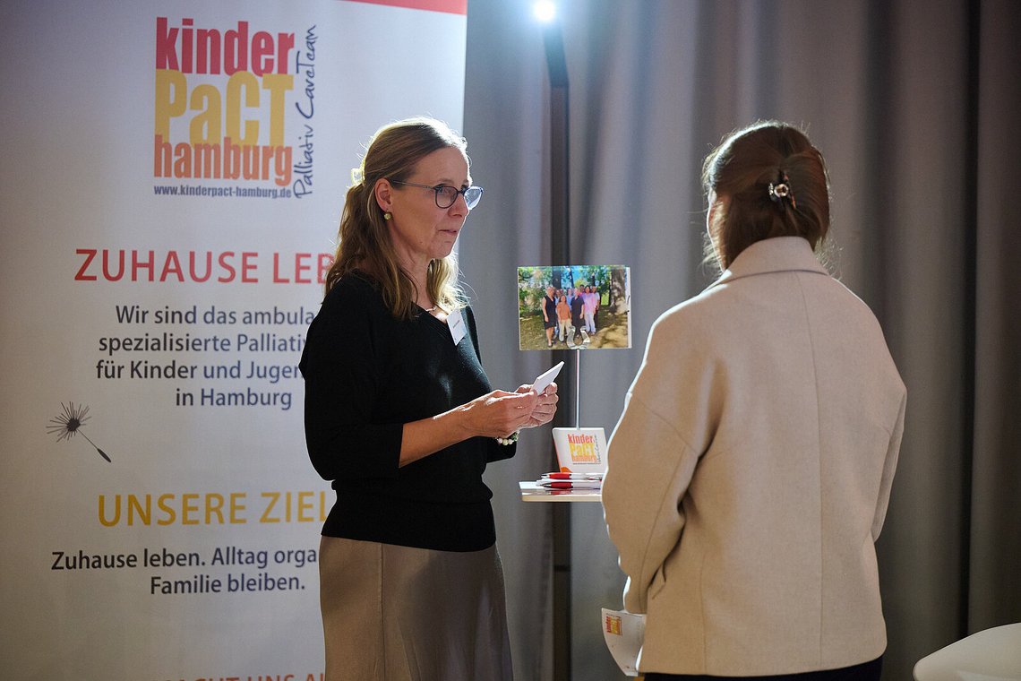 Gespräch am Infostand des Projekts „Kinder PaCT Hamburg“ – Stiftungstreffen 2025