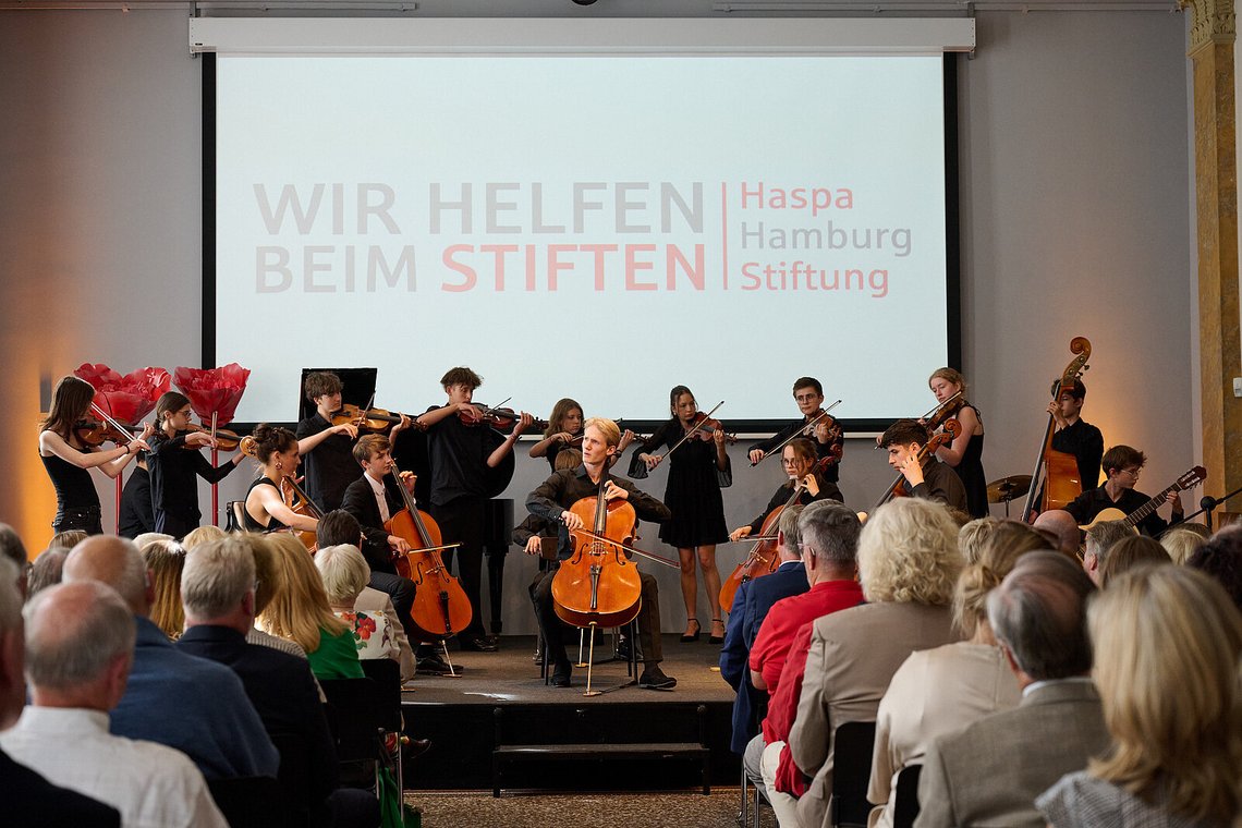 Junges Streichorchester musiziert auf der Bühne vor dem Publikum – Stiftungstreffen 2026