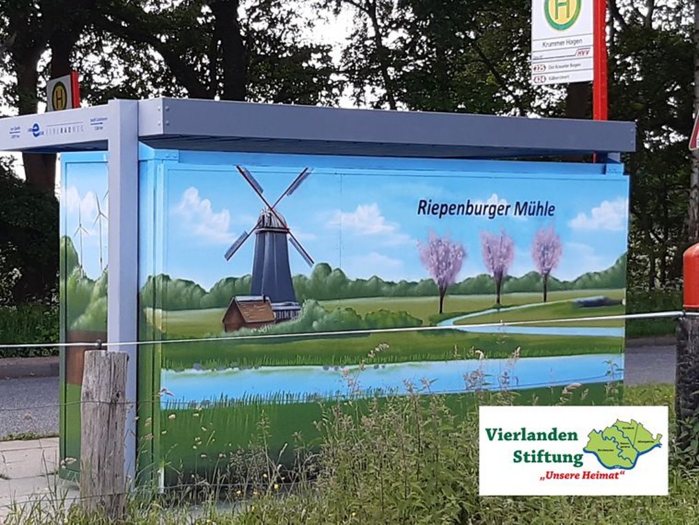 Bemaltes Buswartehäuschen mit Windmühlen-Motiv „Riepenburger Mühle" und Logo der Vierlanden Stiftung