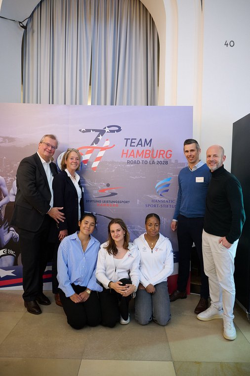 Gruppenfoto mit jungen Athletinnen vor der Wand „Team Hamburg – Road to LA 2028“ – Stiftungstreffen 2025