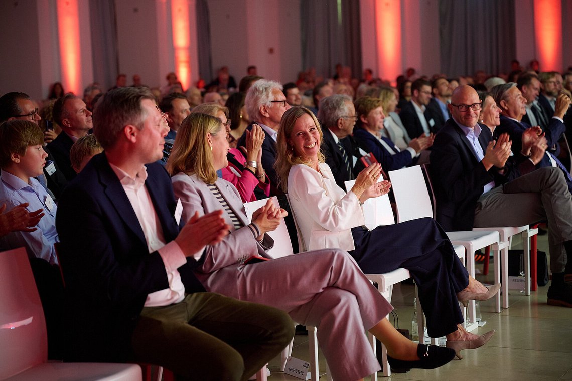 Applaudierendes Publikum im festlich beleuchteten Saal – Stiftungstreffen 2025