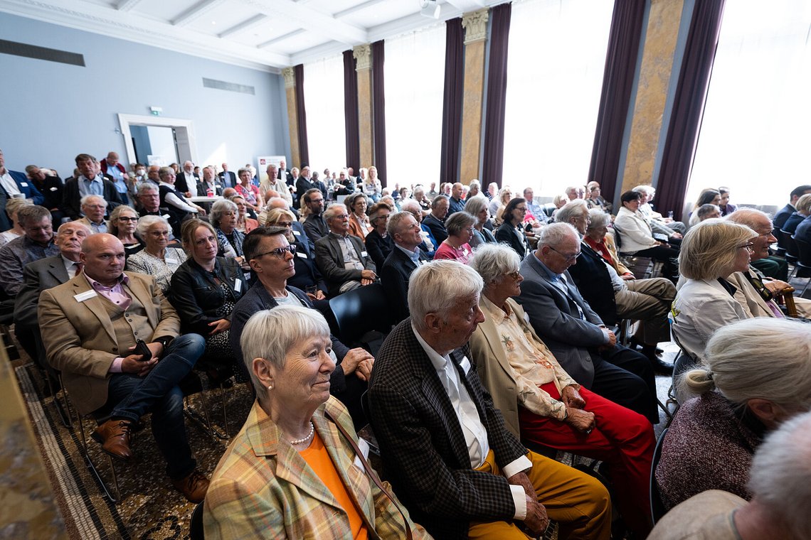 Aufmerksames Publikum im Saal während des Programms – Stiftungstreffen 2023
